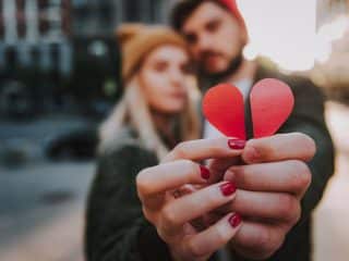 Mesaje de 14 februarie: cum să-i spui c-o iubești ca sarea-n bucate