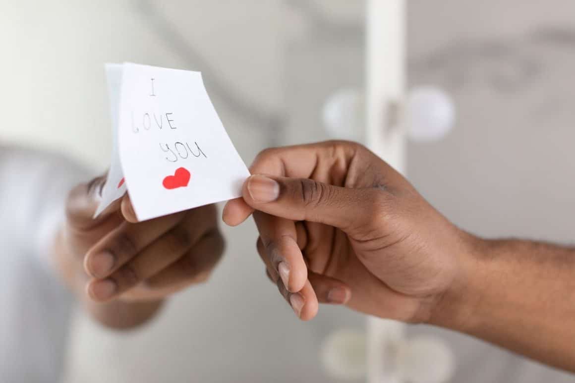 cineva lipeste un postit pe oglinda, un sticky note pe care scrie i love you. Mesaje de 14 februarie, pentru Ziua Îndrăgostiților
