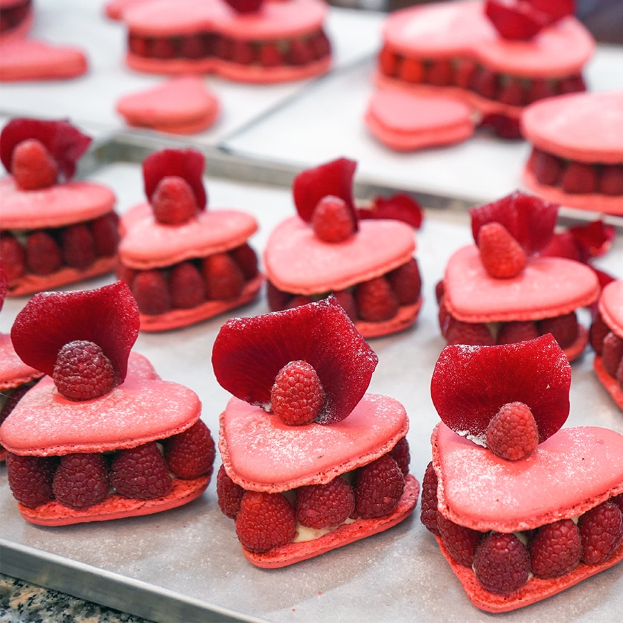 Prăjituri L’Ispahan, in forma de inima, cu zmeura proaspata si blat d ebezea roz