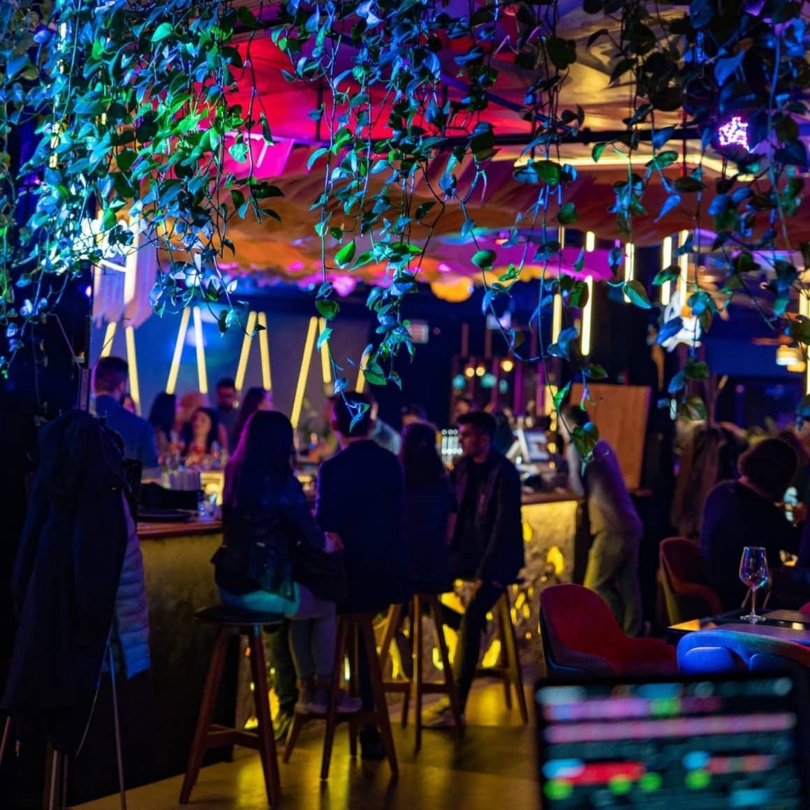 Mai multi oameni isi petrec seara la Naive București. Restaurante pentru o ieșire cu fetele