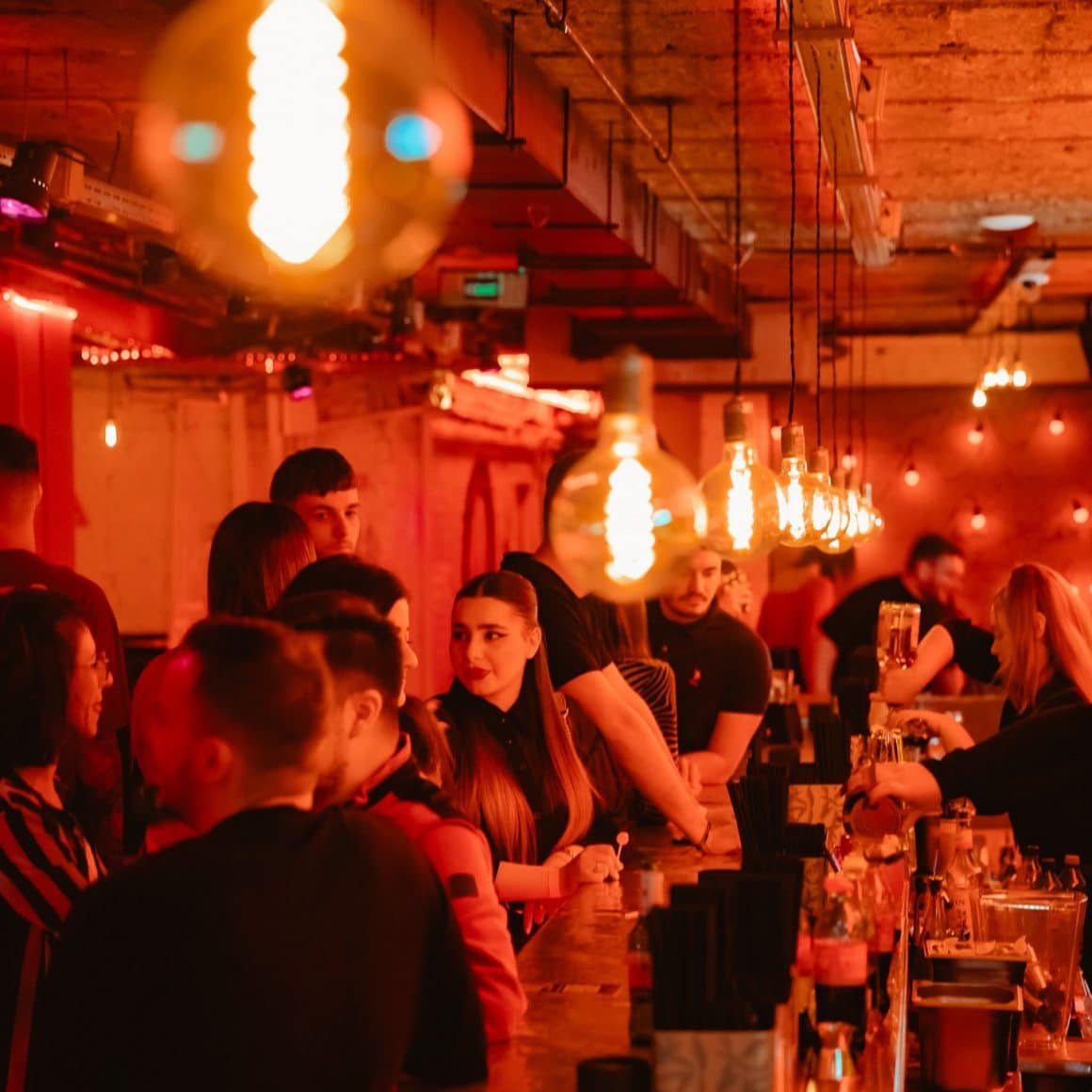 Mai multi oameni isi petrec seara la bar, la Interbelic București