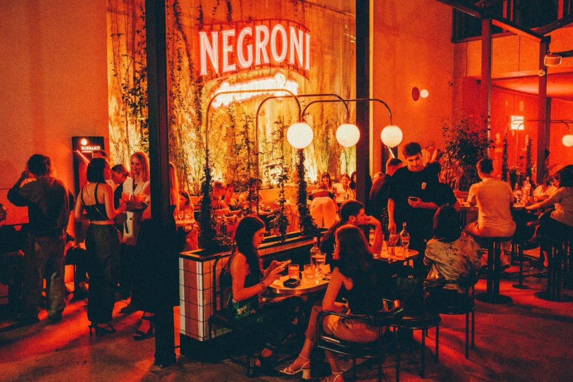 Mai multi oameni isi petrec seara la Negroni Aperitivo Bar din București. Propunere de restaurante pentru 8 Martie, Ziua Femeii