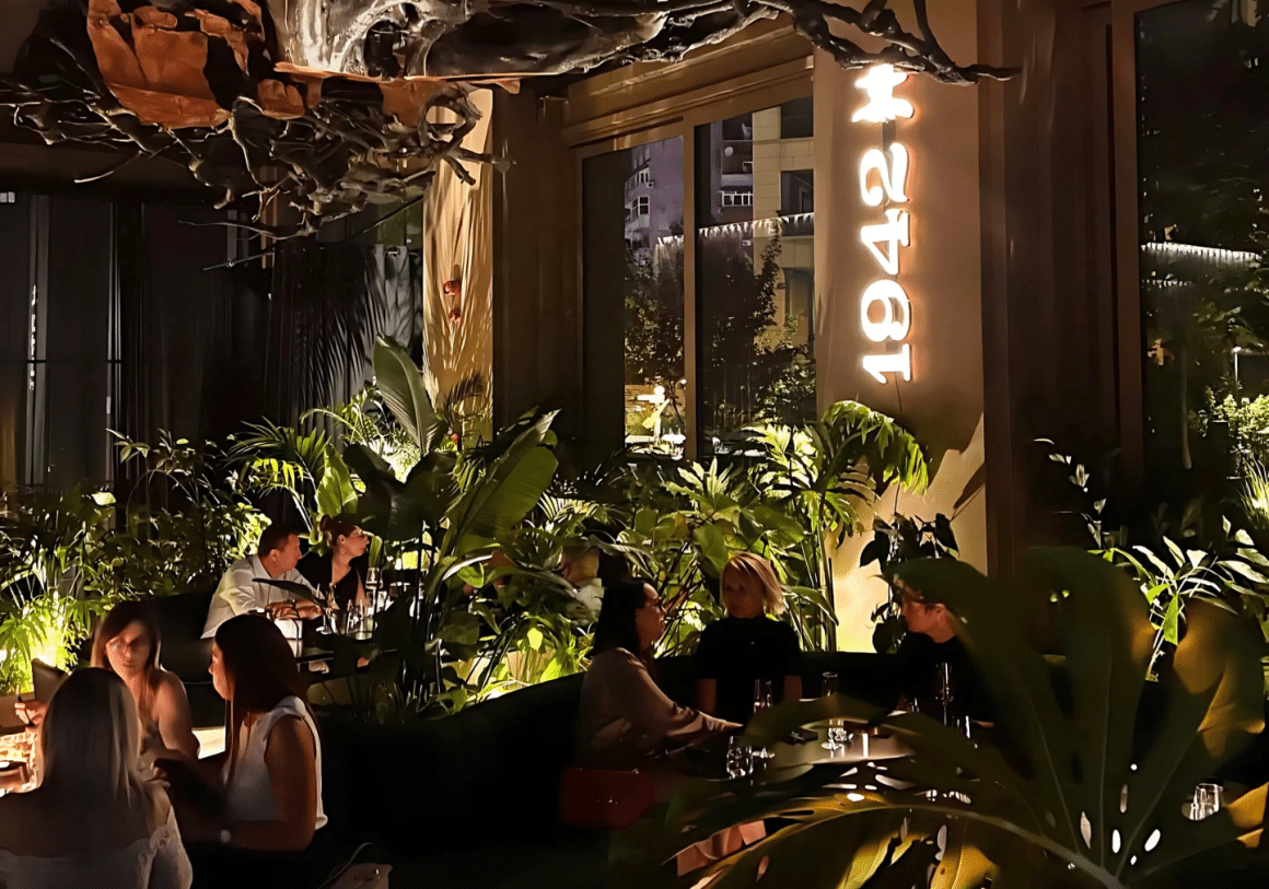 Mai multe grupueri de femei iau masa la MOSH București